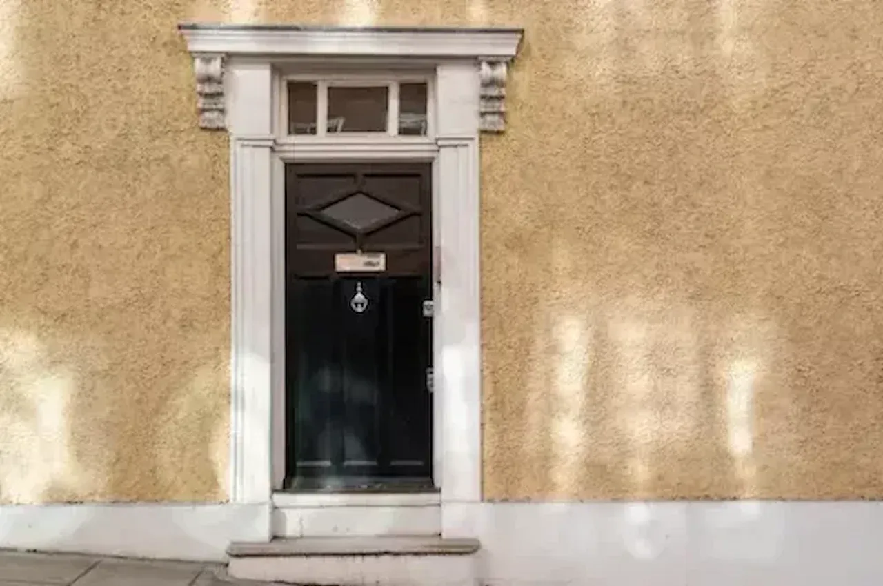 Pintu Pelat Besi.webp