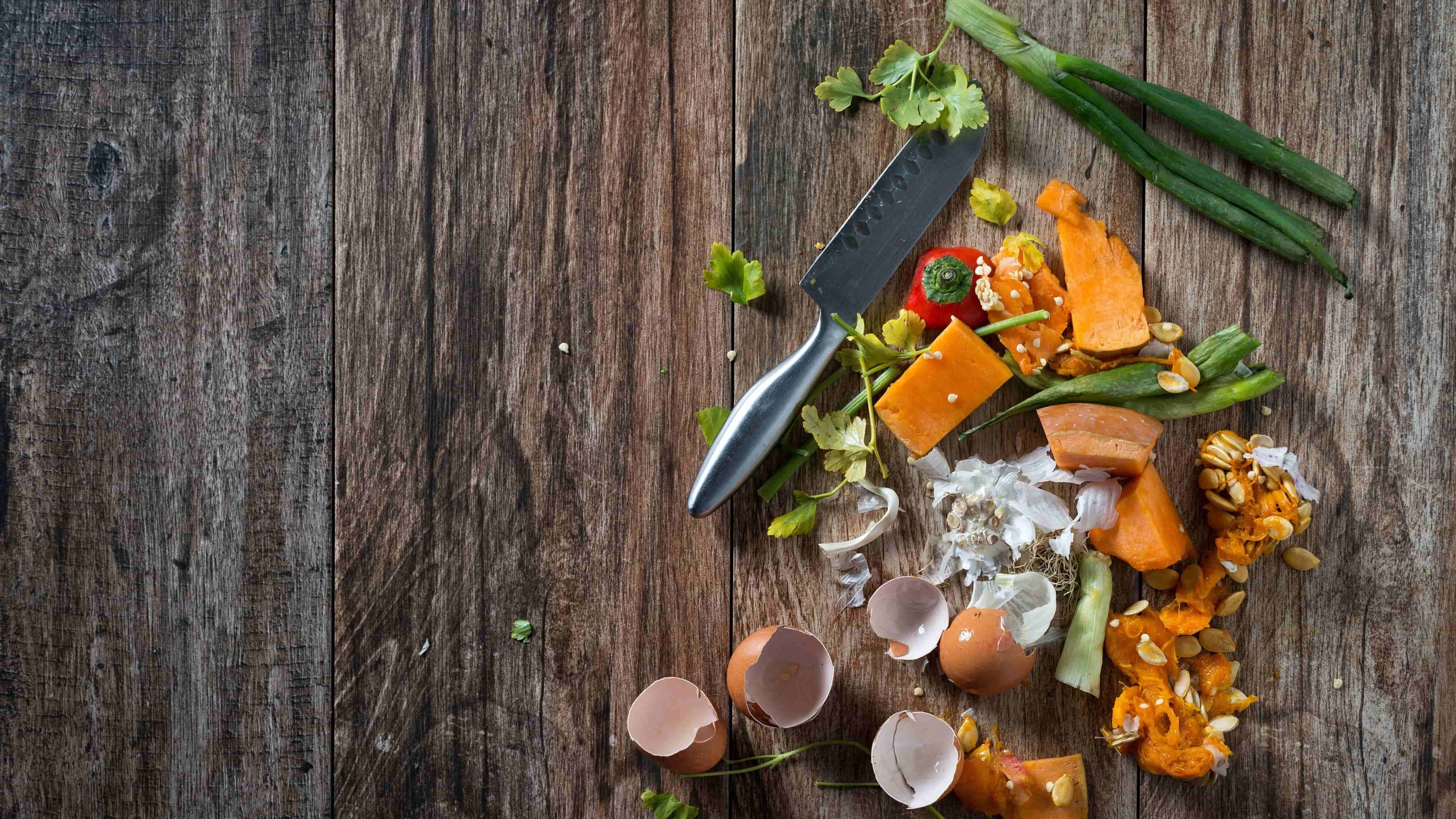 Alimentos desperdiçados em bancada de cozinha