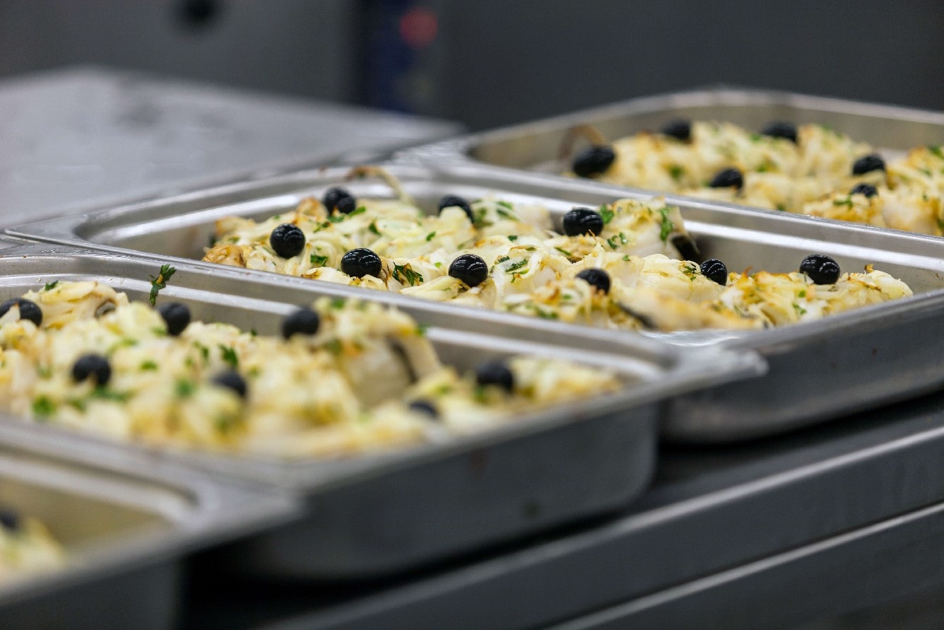 Bacalhau em preparação na cozinha central do Pingo Doce