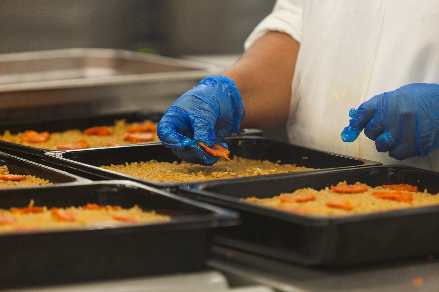 Arroz de pato em prepação na cozinha central do Pingo Doce