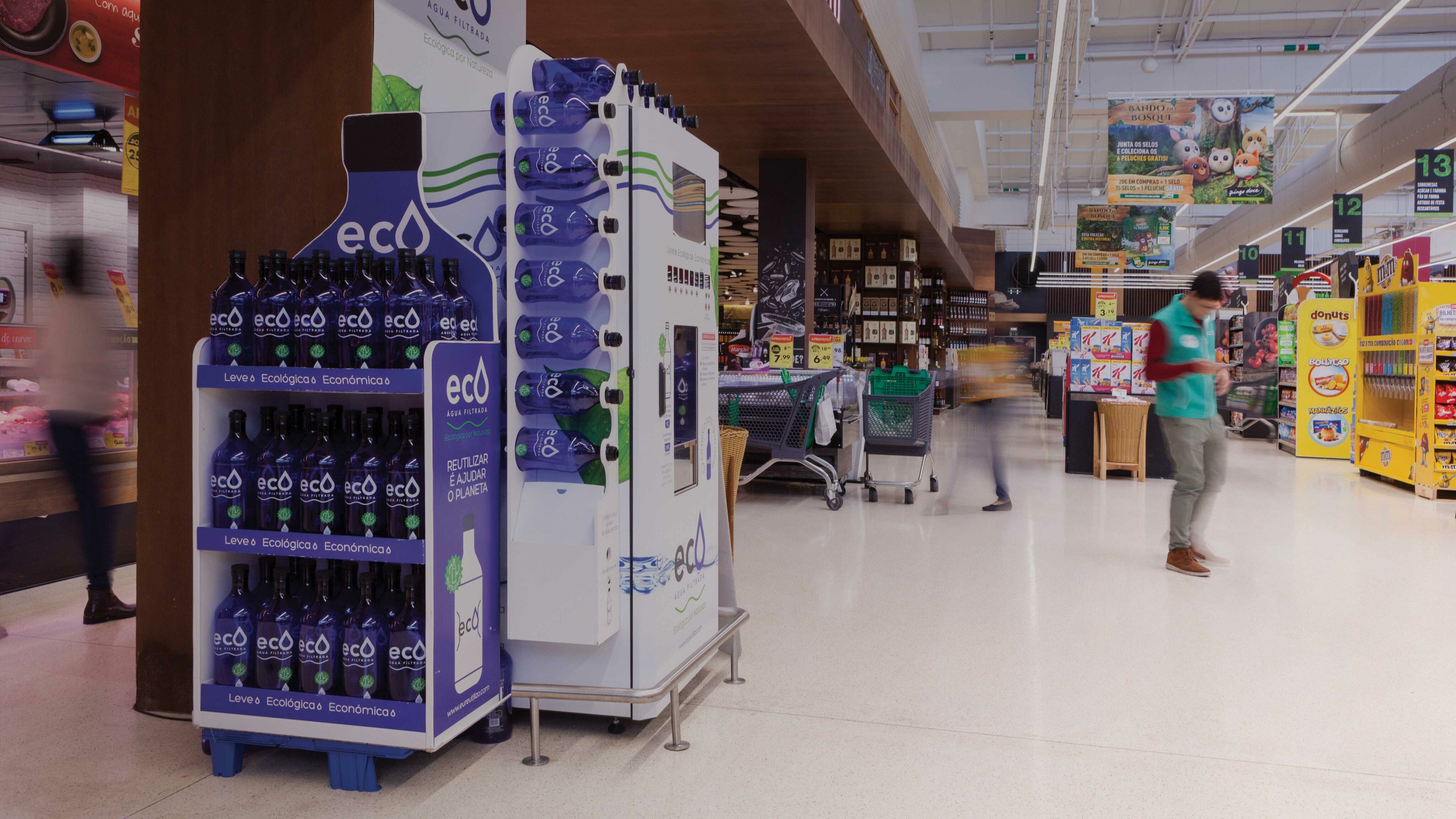 Eco bottle display and filling station in a Pingo Doce store.