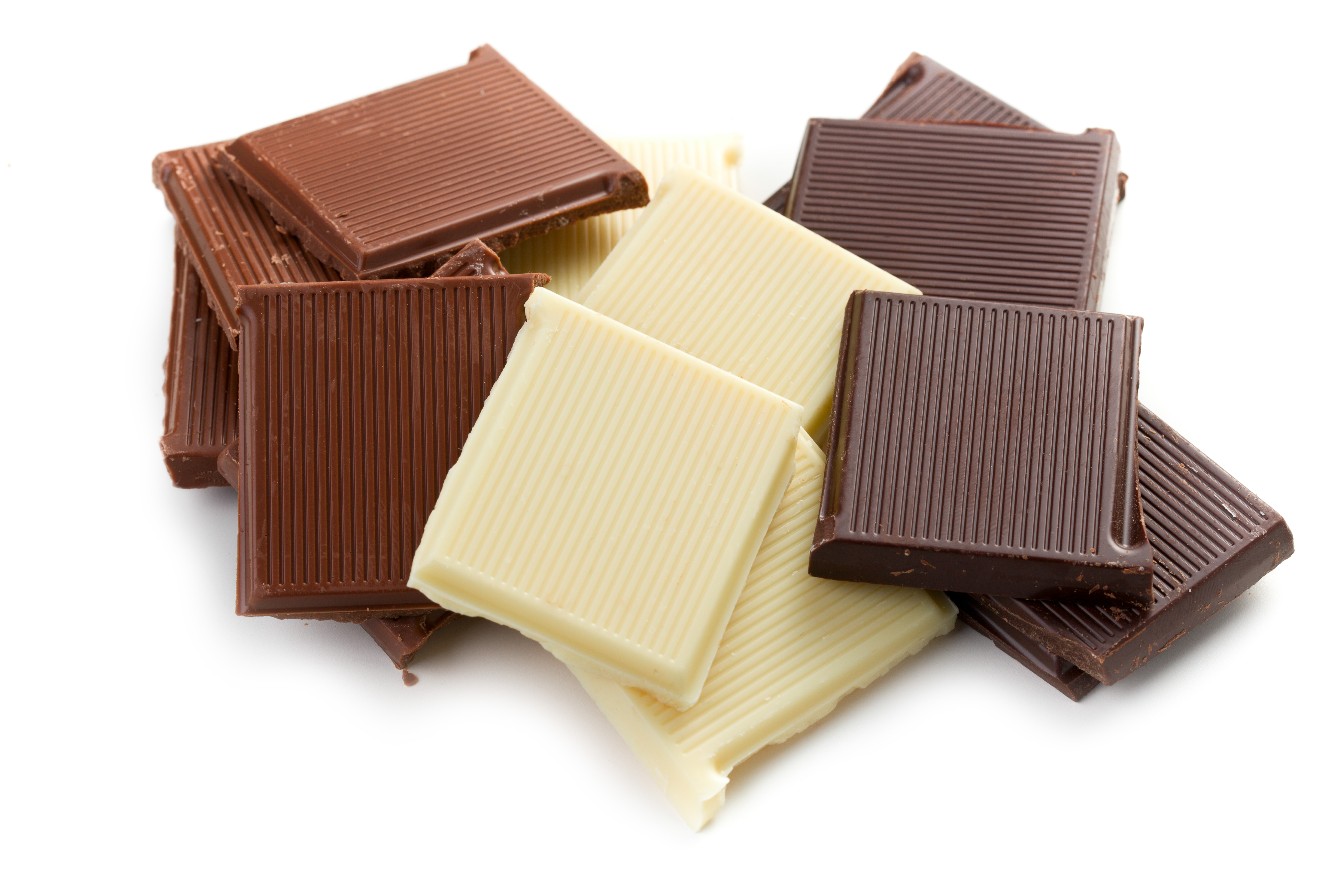 Quadrados de vários tipos de chocolate: branco, de leite e negro.