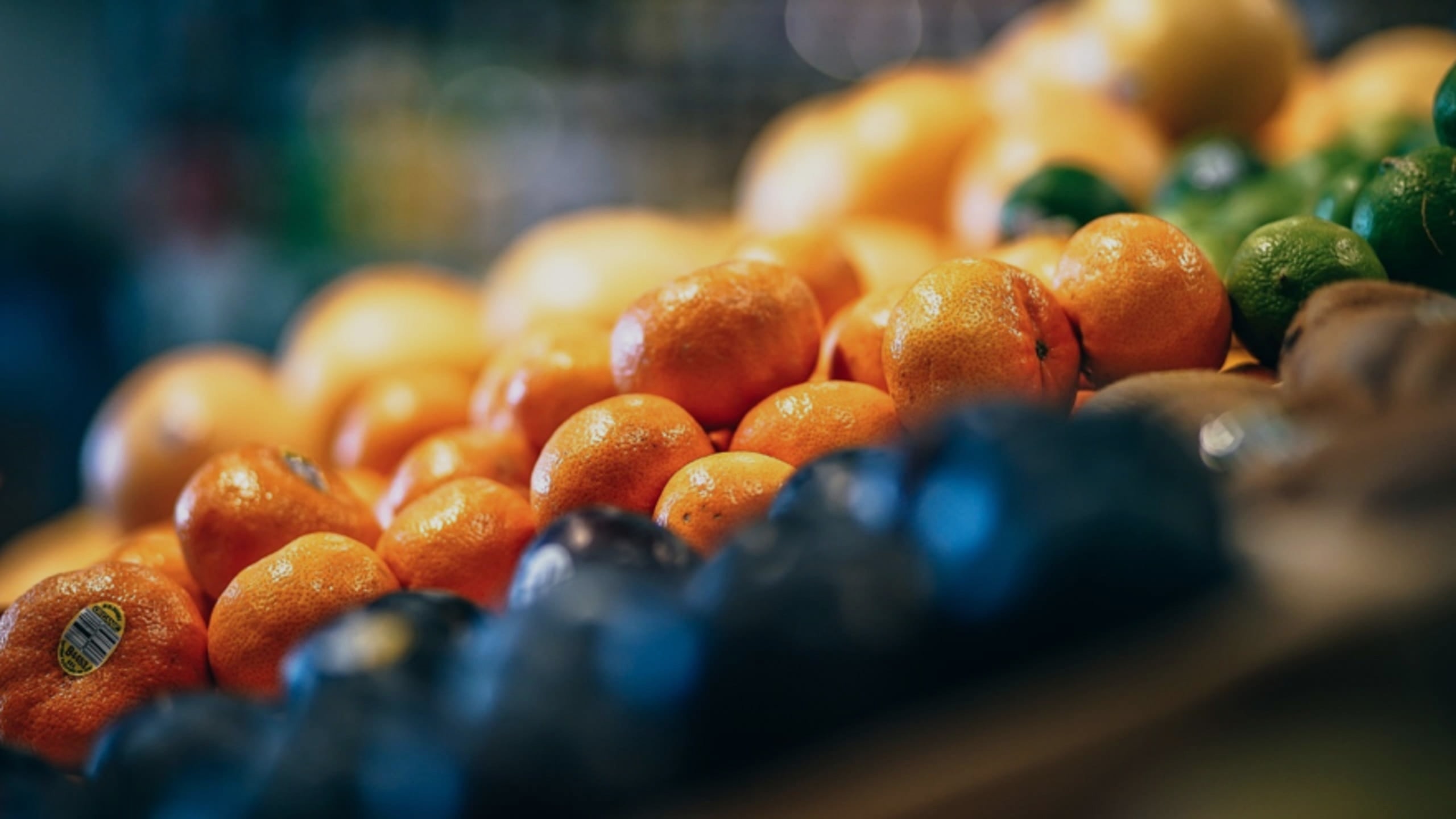 Tangerinas em expositor de supermercado.