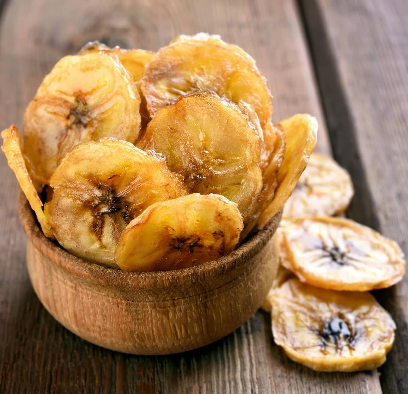 Taça com chips de banana.