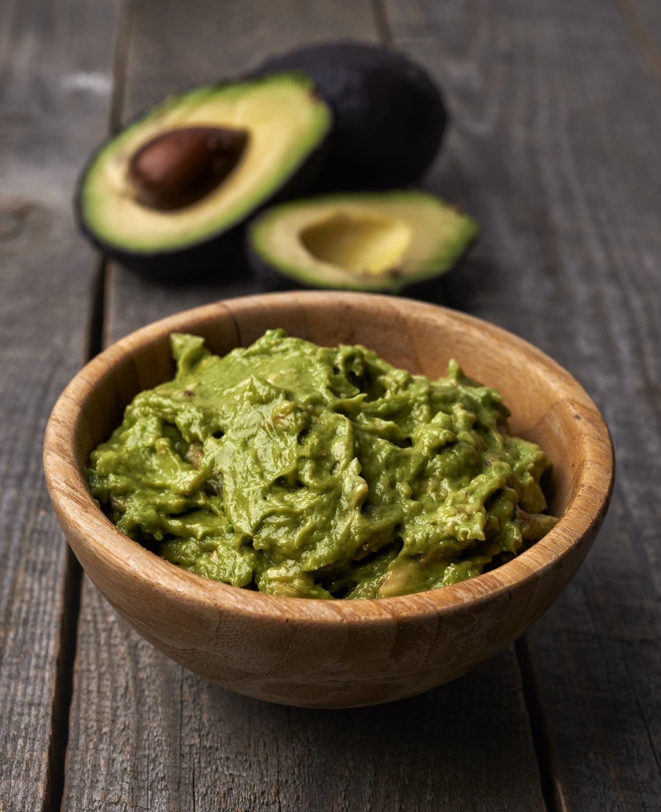 Taça com guacamole e abacate.