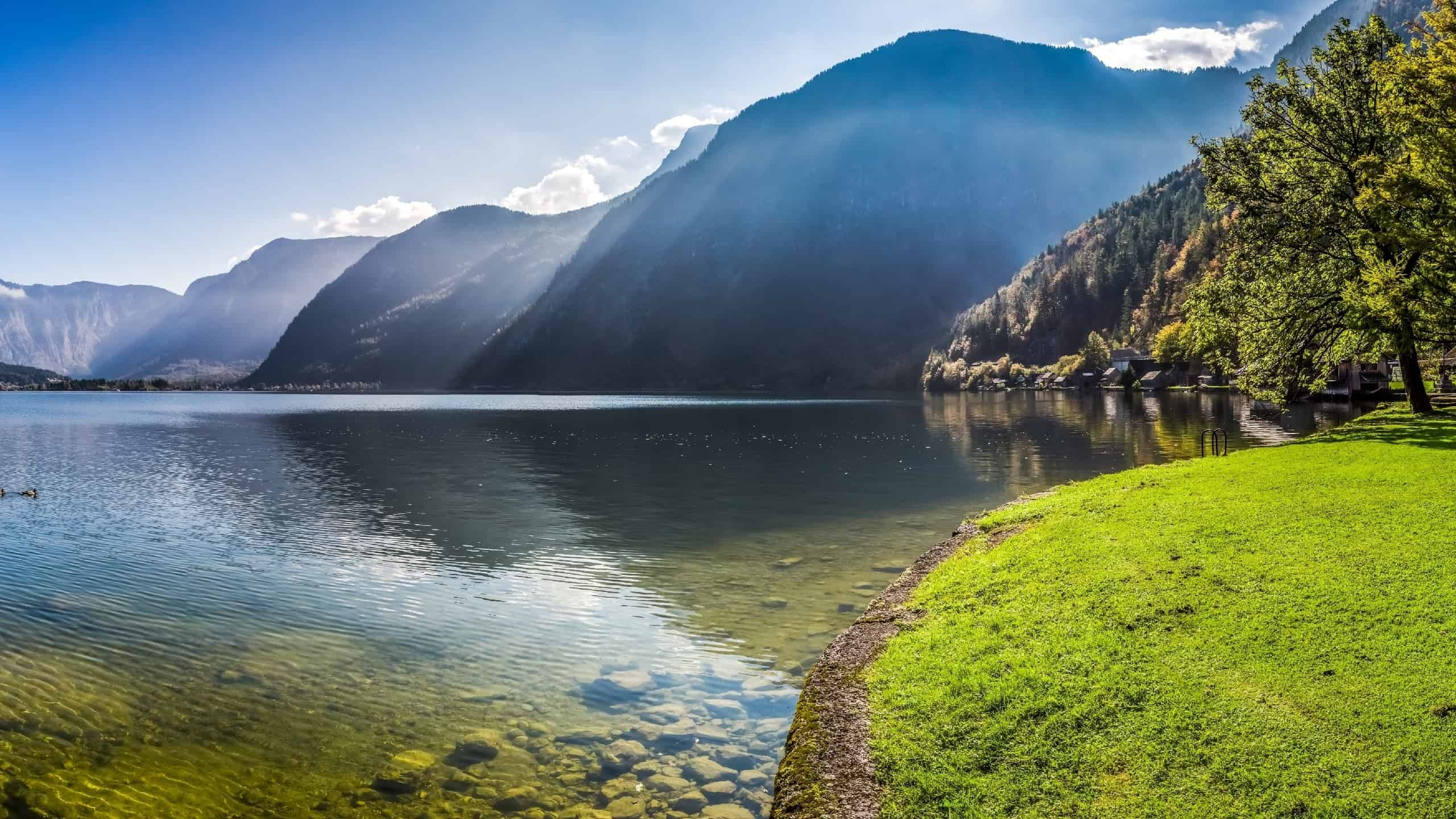 Paisagem natural, com montanhas e um lago.