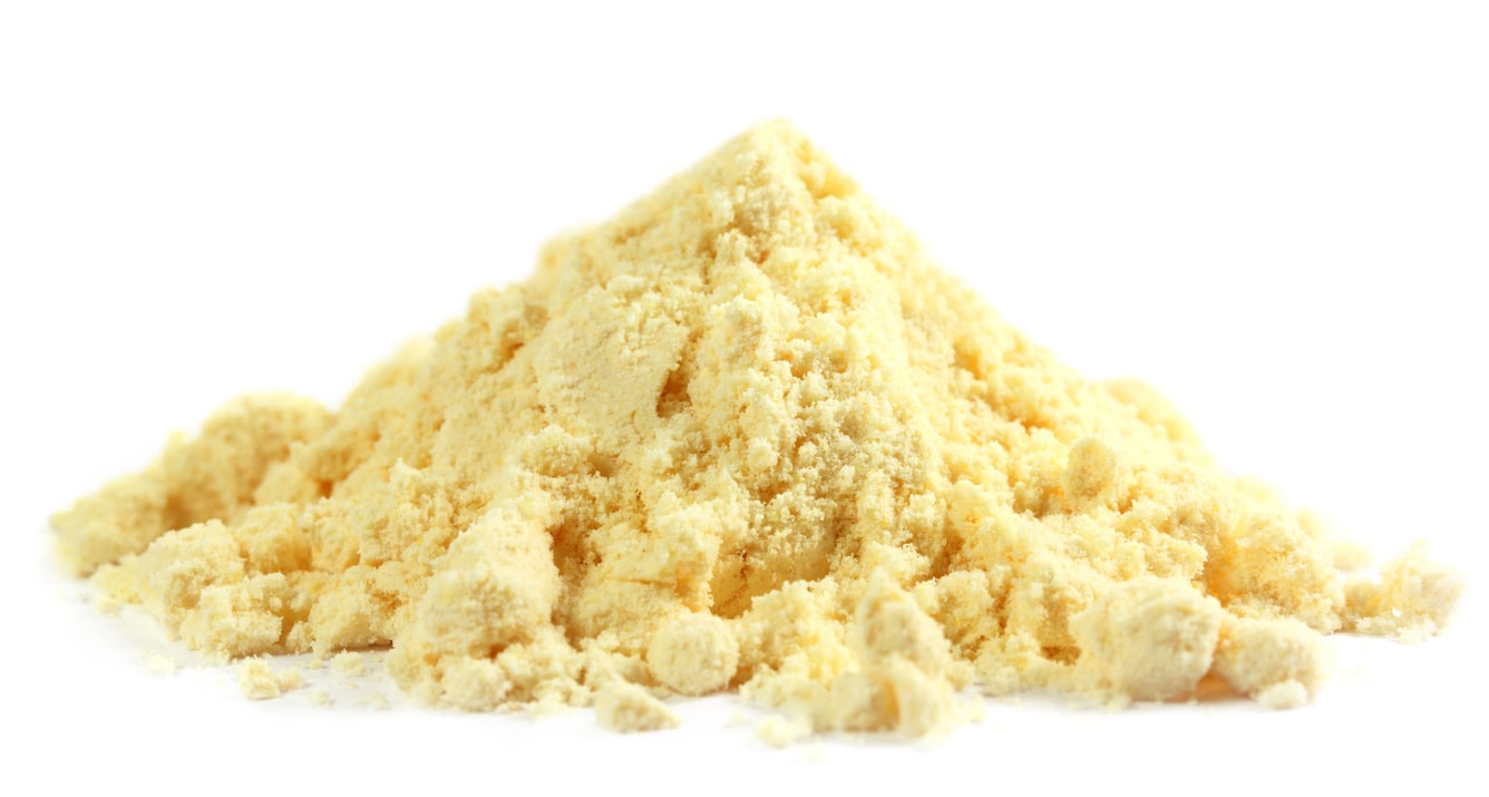 A farinha de larvas é fina e amarela, parecida com farinha de milho ou de grão.