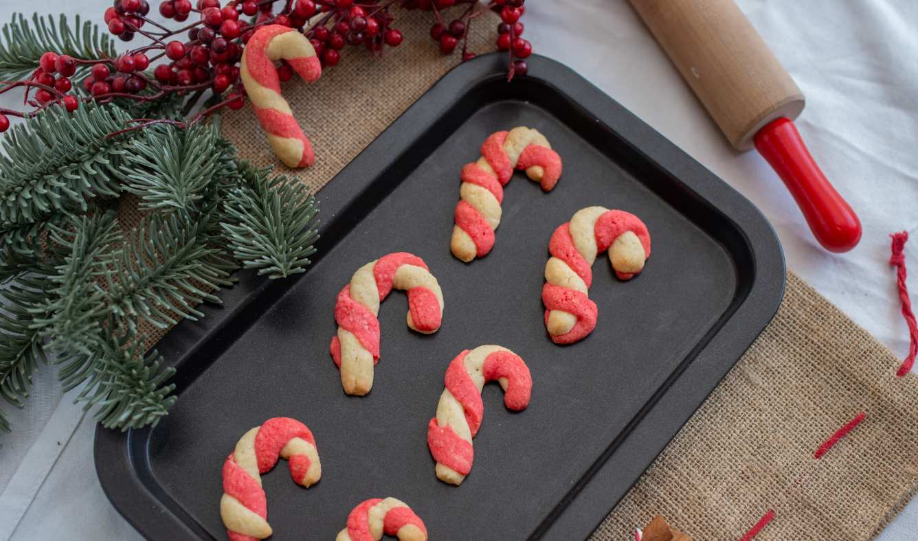 Tabuleiro de forno com biscoitos caseiros.