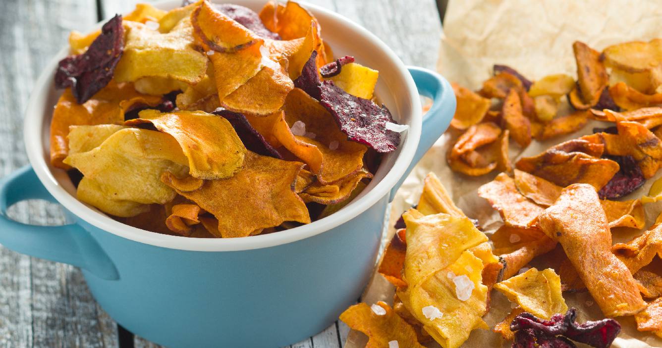 Recipiente cerâmico com chips de legumes.