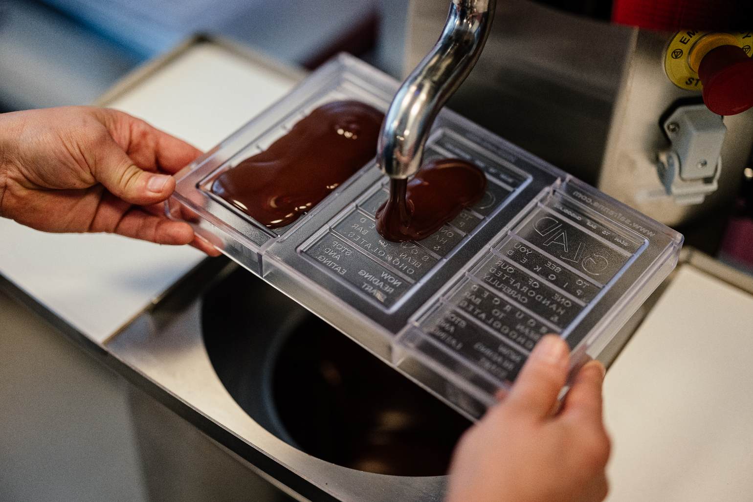 Licor de chocolate a ser colocado em moldes de chocolate GLAD.