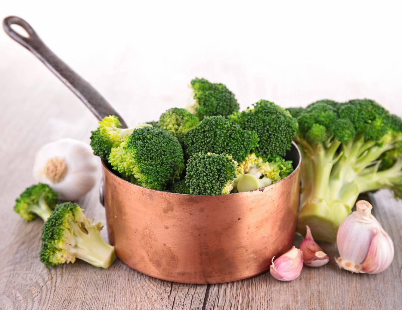 Small pan with broccoli and garlic