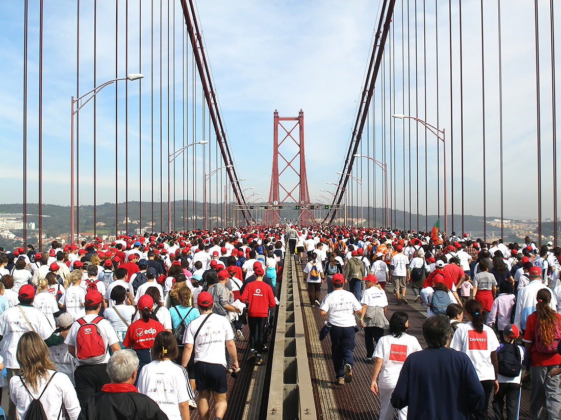 Running the 16th Lisbon marathon crossing the bridge