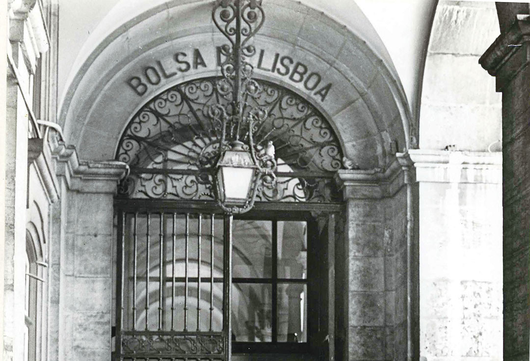 Black and white photography of Banca de Lisboa