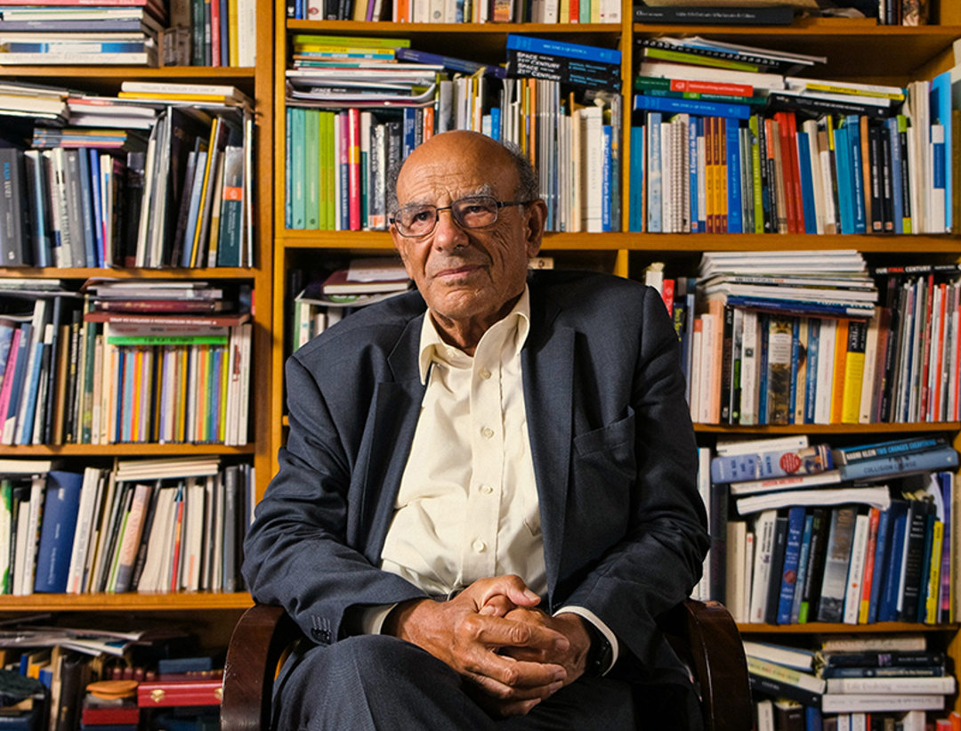 Filipe Duarte Santos portrait with a background shelf full of books