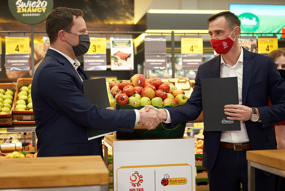 Maciej Łukowski, member of the management board of Biedronka (on the left) and Maciej Sawicki, secretary general of the Polish Football Association (on the right) at the signing of the agreement that places Biedronka as the official fruit and vegetables supplier of the national teams.