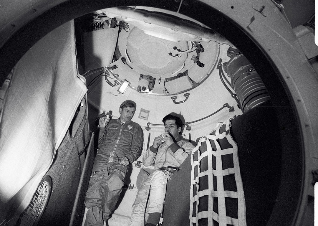 17756 06.05.1978 Crewmen of the Soyuz-30 spacecraft, cosmonaut-researcher Miroslav Germashevsky (left), and crew commander Pyotr Klimuk, training in a space simulator. Alexander Mokletsov / Sputnik