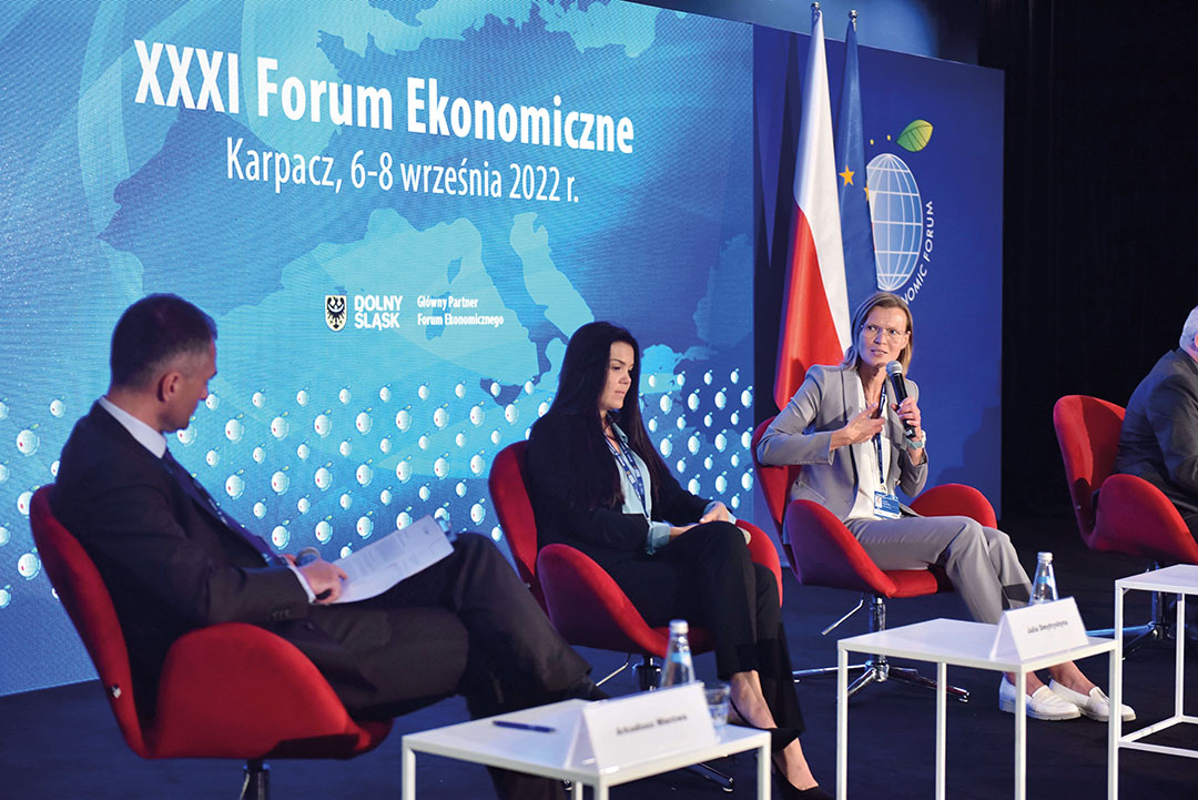 From left to right: Arkadiusz Mierzwa, Corporate Communications and Sustainability Director of Biedronka, Julia Dmytryshyna, co-founder of the Help Ukraine Front and Dominika Langer-Gniłka, Vice-President of the Board of The Wiosna Association.