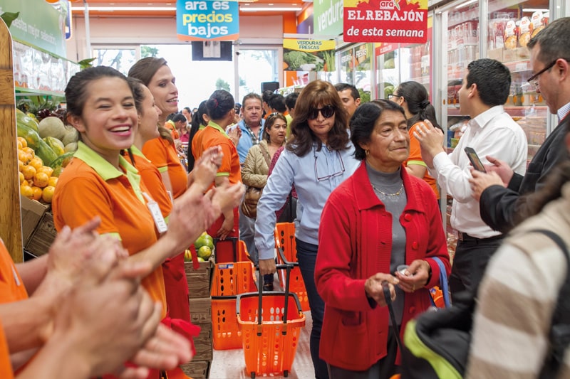 Image of the employees of an Ara store, welcoming the customers inside.
