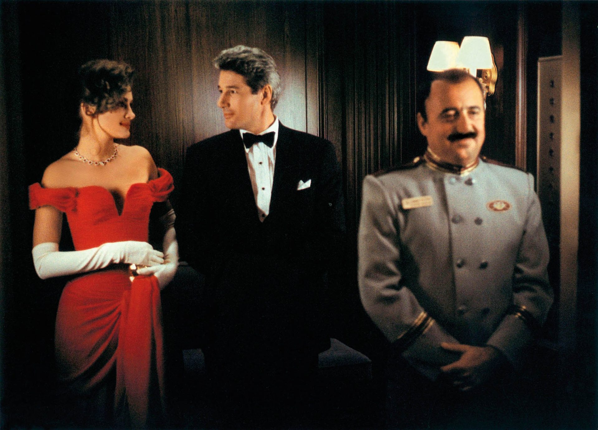 frame from the movie Pretty Woman, where Julia Roberts are standing beside Richard Gere inside na elevator