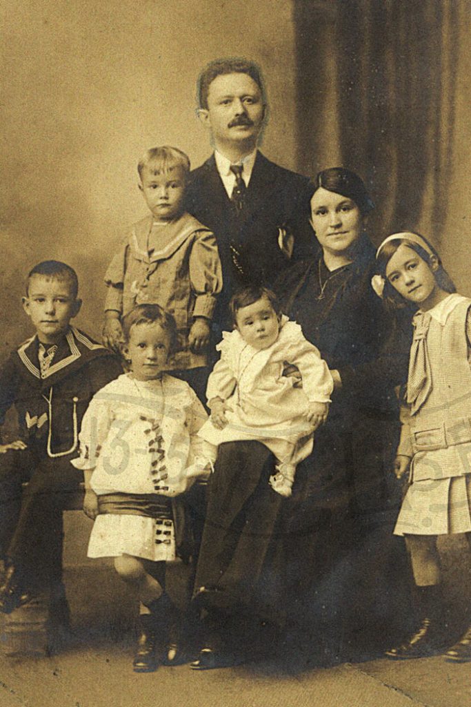 Portrait of Francisco Manuel dos Santos and his descendants.