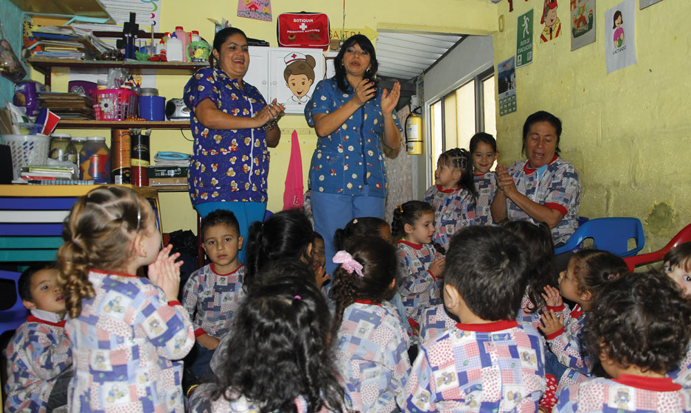 Madres comunitarias singing with children