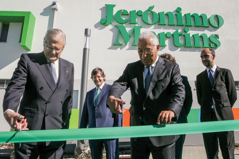 Portugal’s Prime Minister António Costa (right) and Alexandre Soares dos Santos (left), former leader of the Jerónimo Martins Group for more than four decades (between 1968 and 2013) cut the ribbon at the inauguration of the new state-of-the-art Distribution Centre in Alfena, north of Portugal, under the watchful eye of current Chairman and CEO, Pedro Soares de Santos (middle).