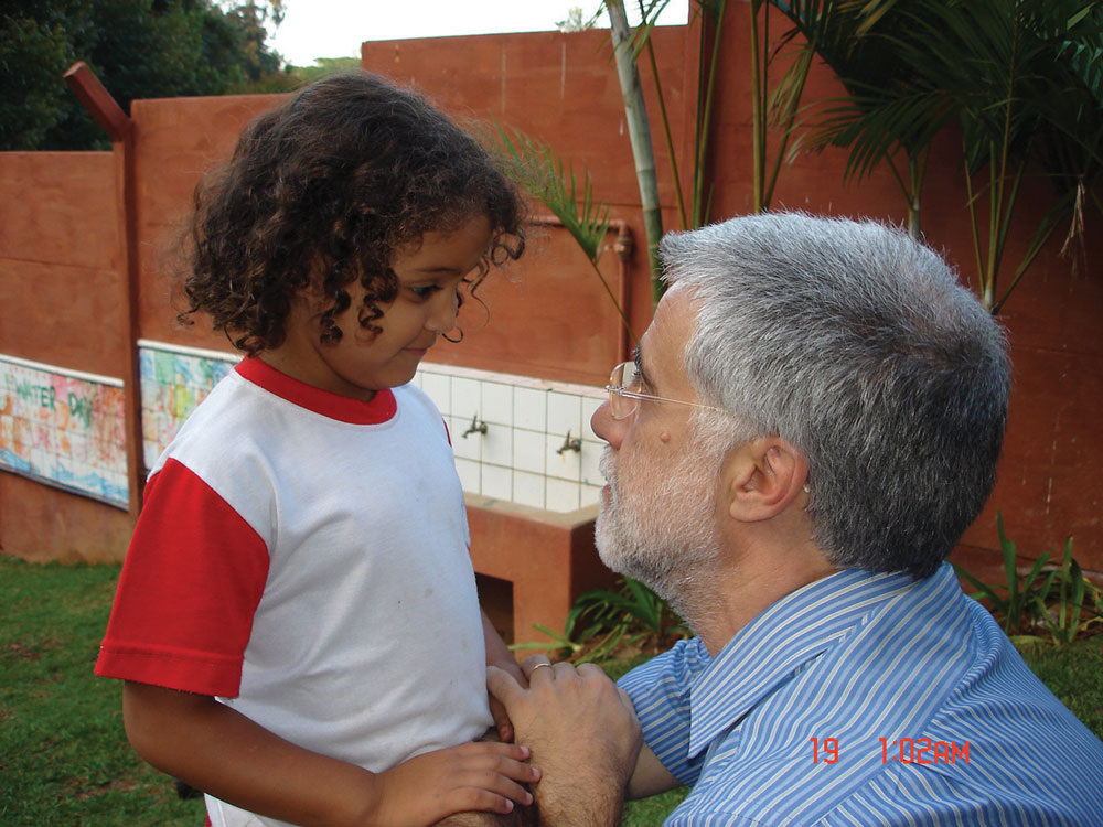 José Pacheco claims that effective learning promotes dialogue, integration and socialization.