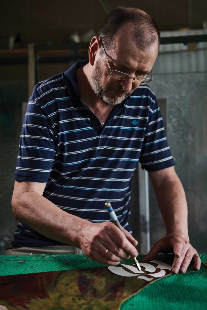 Preparing small pieces of glass by a glass-cutting knife