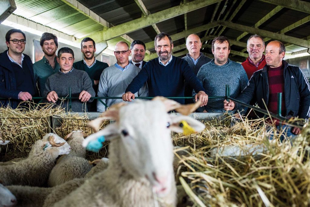 Manuel Marques, President of ANCOSE in the middle, sided by Jerónimo Martins managers and sheep herders of the Serra da Estrela region