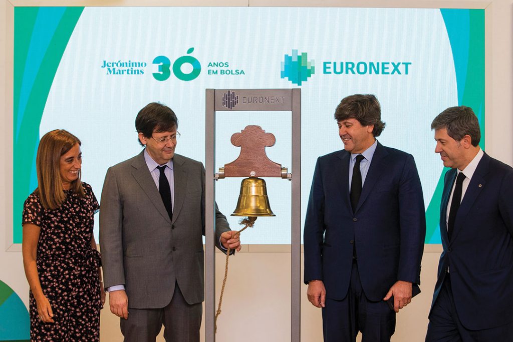 Isabel Ucha, CEO of Euronext Lisbon, with Pedro Soares dos Santos, Francisco Soares dos Santos and Henrique Soares dos Santos, at the closing bell ceremony to celebrate the 30 years of Jerónimo Martins on the Stock Exchange. November 14th, 2019.