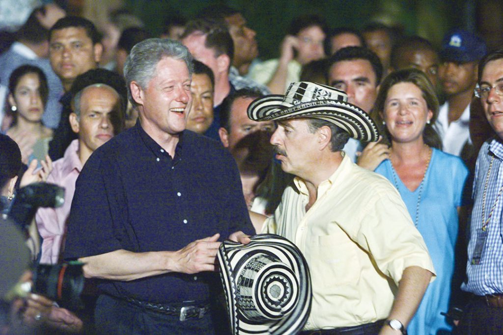 Former US President Bill Clinton and former Colombian President Andrés Pastrana in downtown Cartagena, holding a traditional sombrero vueltiao crafted in Tuchín, Córdoba, in August 2000.