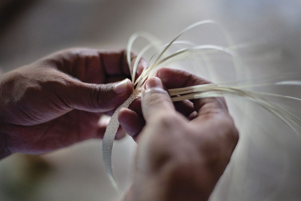 detail of hands making a caña flecha