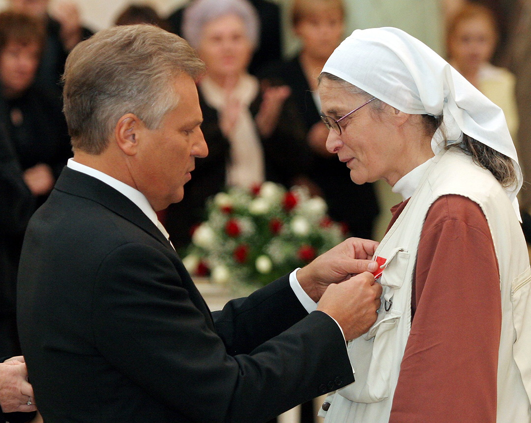 Sister Małgorzata Chmielewska being awarded with the Commander’s Cross of the Order of Polonia Restituta by Aleksander Kwasniewsk, the President of the Republic of Poland, in 2005.