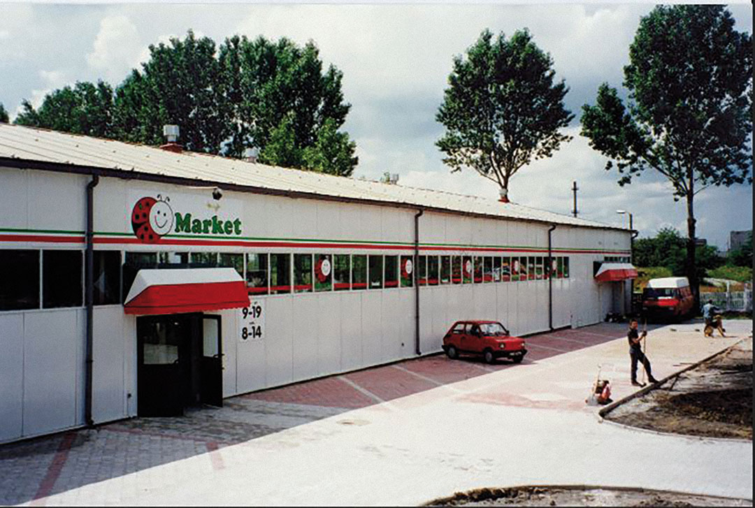 One of the first Biedronka stores in a picture from the late 1990s. In its first years, the stores and the logo were white, green and red.