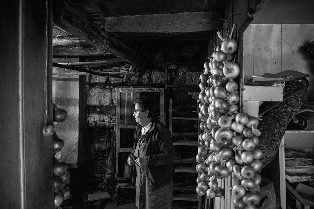 Black and white photography of Céu, an old woman in Serra da Estrela