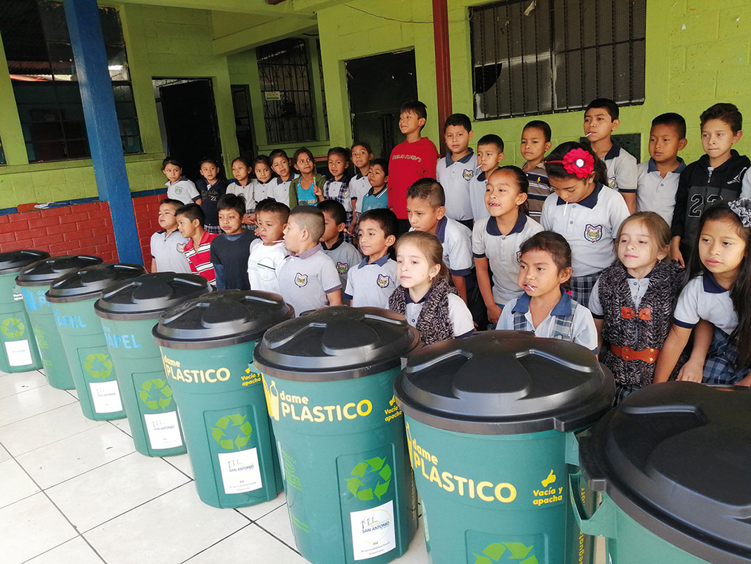 Children learn how to sort waste at school with the help of the recycling bins donated by the San Antonio El Sitio wind farm.