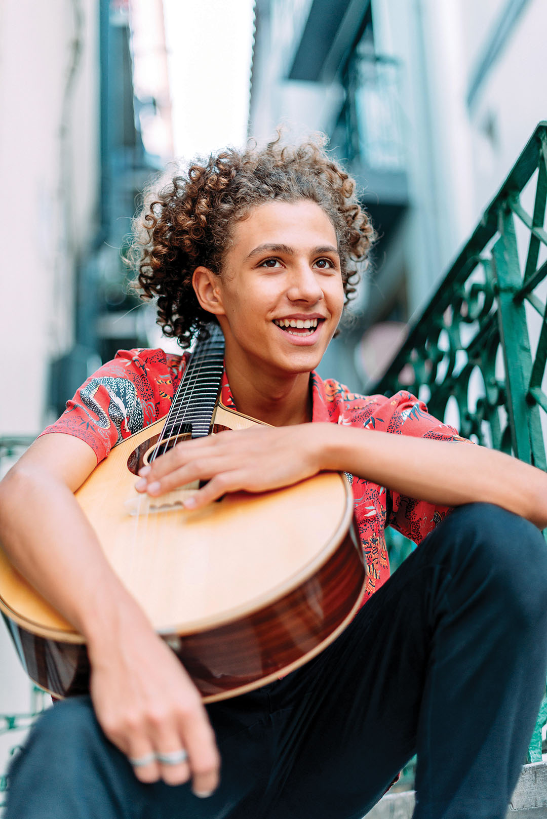 Photography of Gaspar Varela holding a portuguese guitar