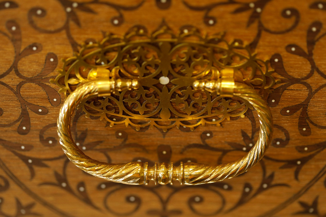 The workshop draws on precious metals such as gold, silver and bronze for structure or decoration purposes.