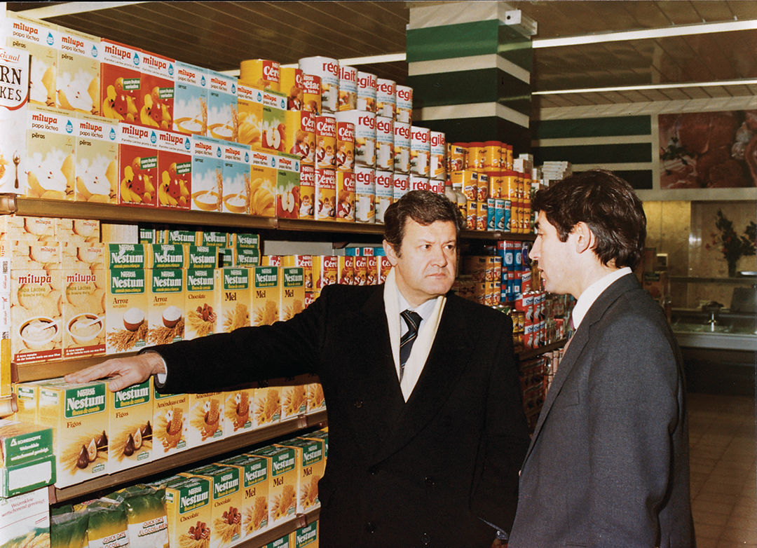 Alexandre Soares dos Santos (1935-2019), the historical leader of the Jerónimo Martins Group, took the bold decision to create a counterpoint to the industrial investments, entering the Food Distribution sector and opening the first Pingo Doce stores in 1980.