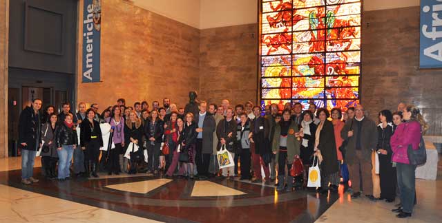 Congress participants around their forefather, Luigi Pigorini.