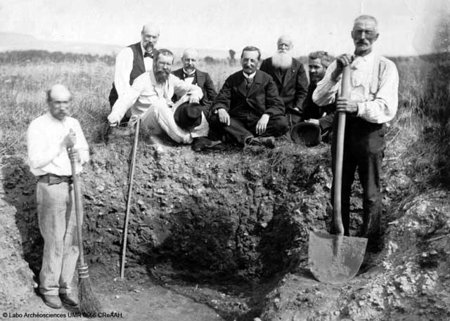 Excavations of the Campigny site (Blangy-sur-Bresle, Seine-Maritime) on July 25, 1897. Seated on the section in the foreground, on the left, L. Capitan (1854–1929) and, next to him in the centre of the image, G. d’Ault du Mesnil (1842–1921). © Labo Archéosciences UMR 6566 CReAAH.