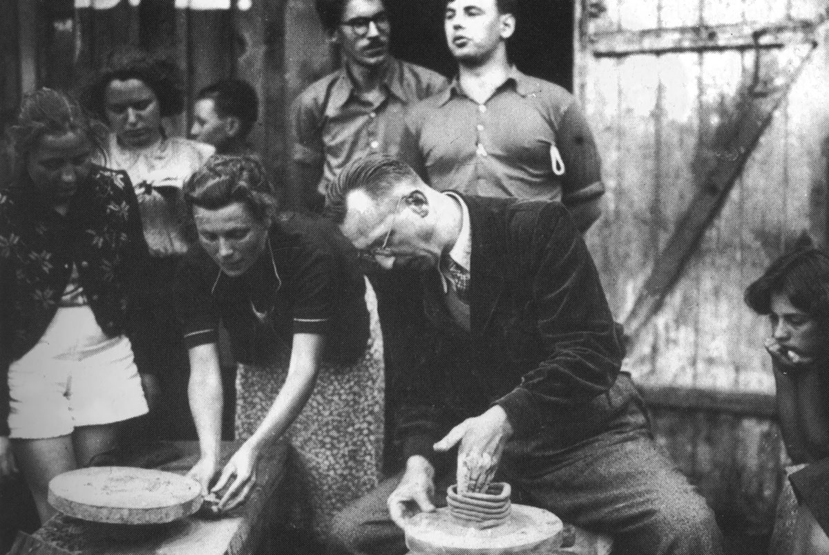 Biskupin, Bydgoszcz Province. The second Archaeological Training Camp. Prof. W. Hołubowicz demonstrates the technique of making pottery by hand. (Photo: T. Biniewski, after D. Piotrowska (Printed by: Jacek Lech 1997–1998, p. 63, fig. 26)