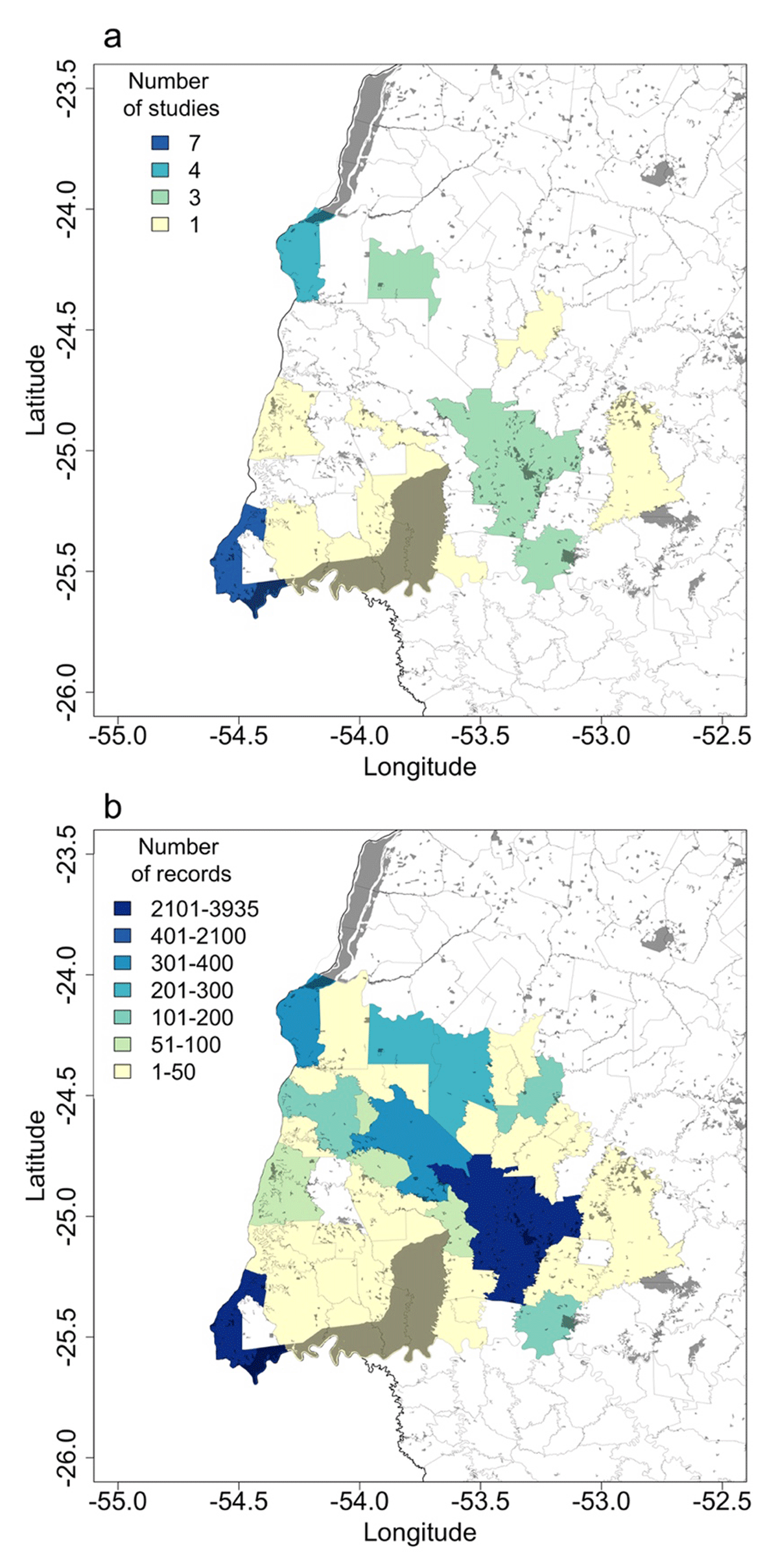 Number of studies or records from western Paraná, in southern Brazil. (a) Number of studies in 15 of the 50 municipalities and (b) number of records by citizen scientists in 48 of the 50 municipalities. The largest remnant (grey areas) indicates Foz de Iguaçu National Park.