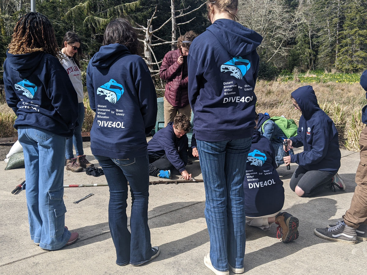 DIVE4OL youth learn from experts about earthquakes and tsunamis so that they can incorporate the information into the AR/VR app they will create