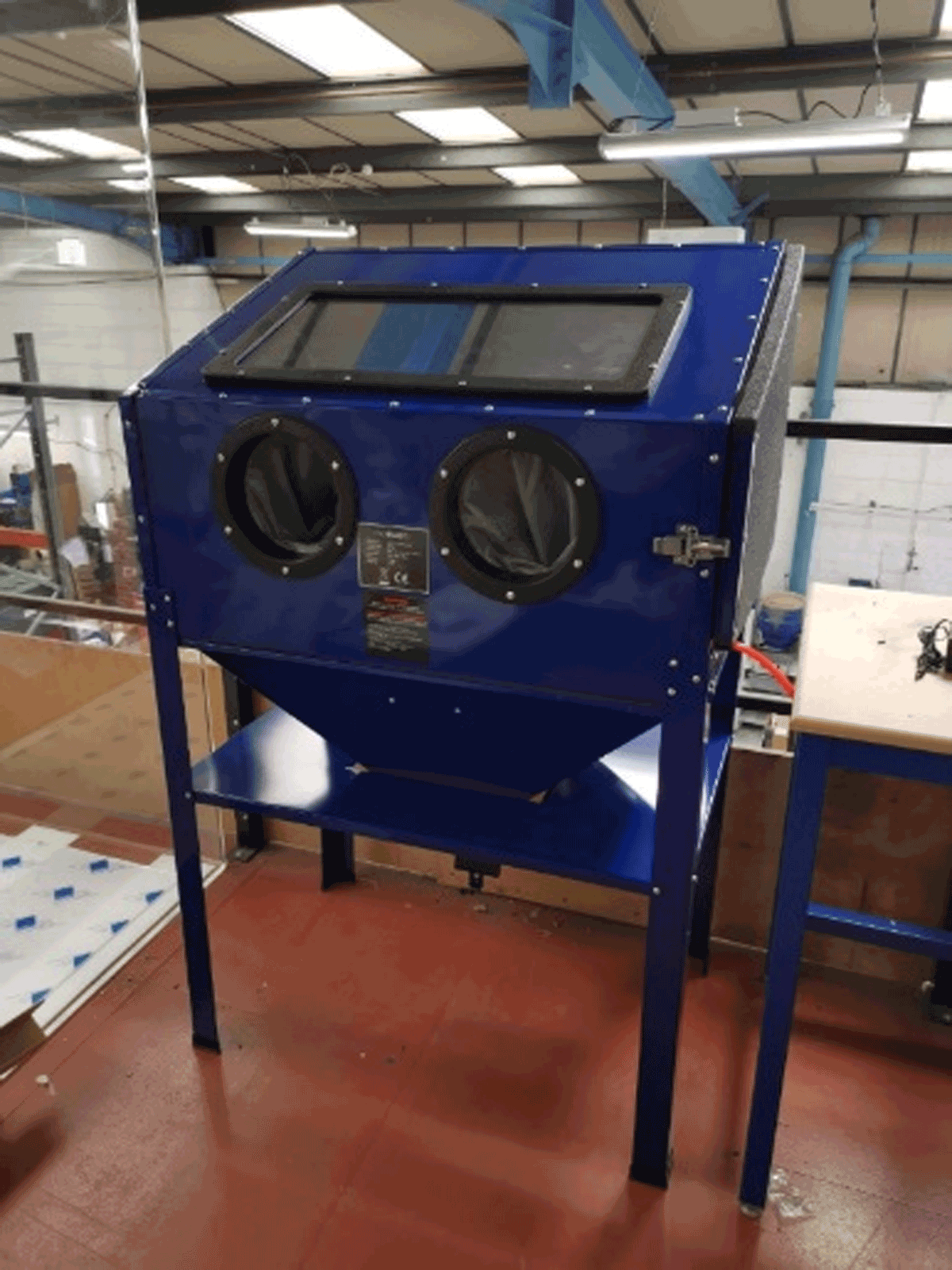 MAXBLAST Heavy duty sand blasting chamber 220L