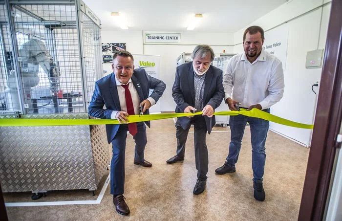 SPŠ a VOŠ Kladno a Valeo investují do vzdělávání budoucích odborníků na průmyslové roboty
