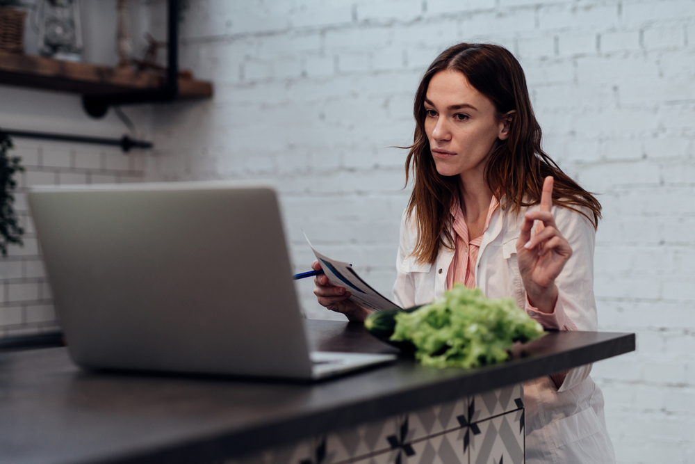 Dietitian doctor keeps an online appointment and warns the patient.