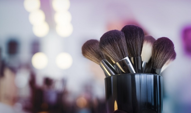 cosmetix 17 day challenge makeup brushes in a black holder