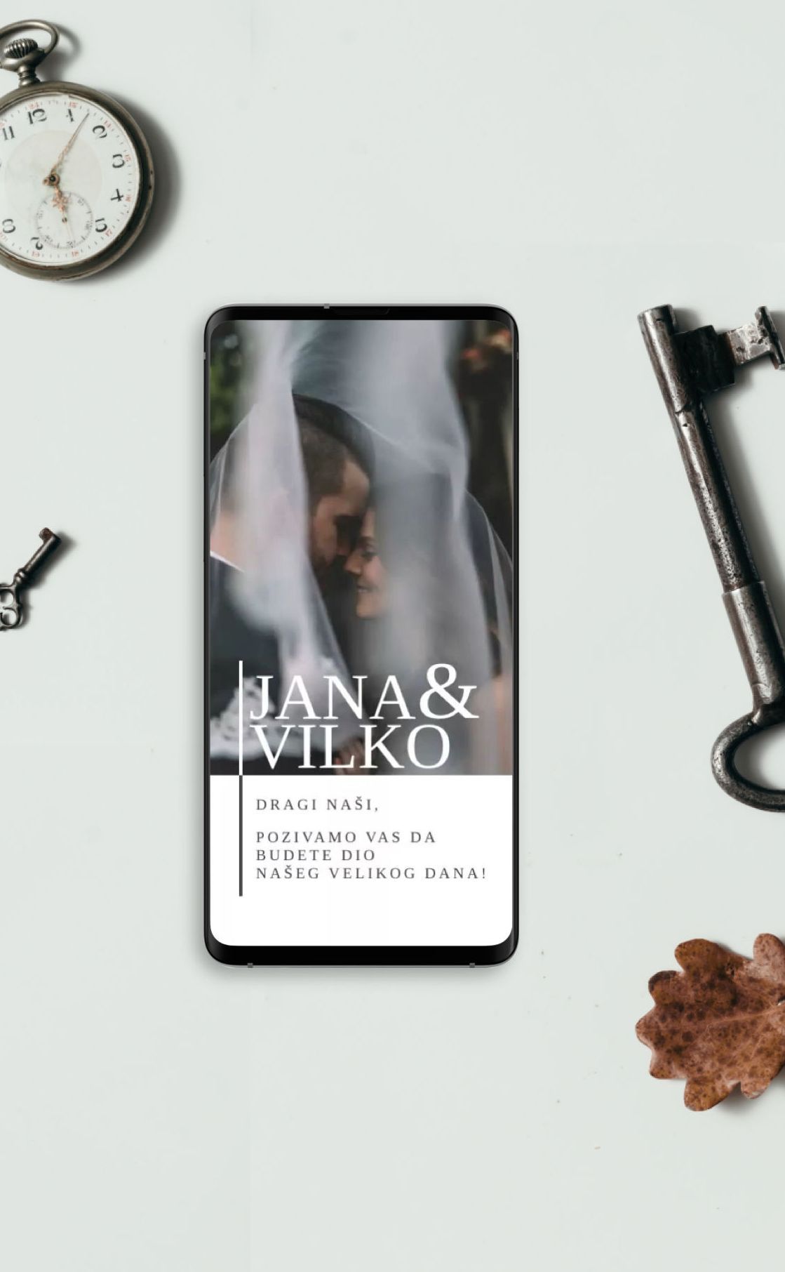 Digitalne pozivnice za vjenčanje s dizajnom Elegantna Fotografija prikazane na ekranu s glazbom i digitalnom omotnicom, stvarajući čarobno iskustvo.