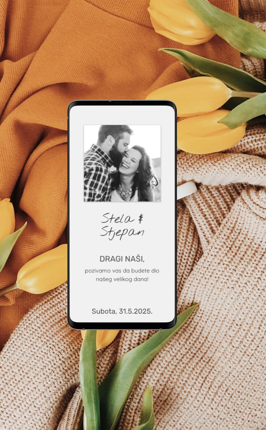 Digitalne pozivnice za vjenčanje s dizajnom Tipografija Sive Fotografije, elegantne i sofisticirane, s glazbom i digitalnom omotnicom.